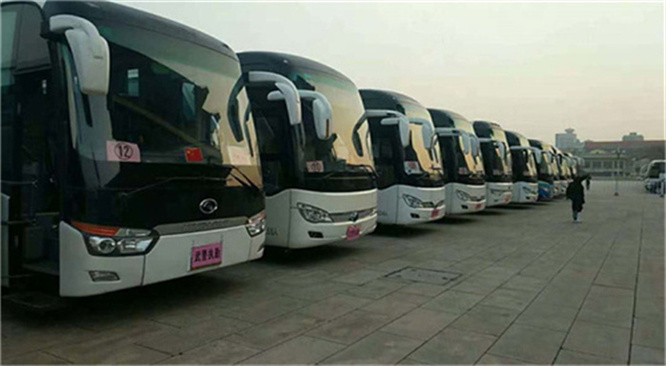 北京大巴车租赁公司汽车的轮胎进行保养